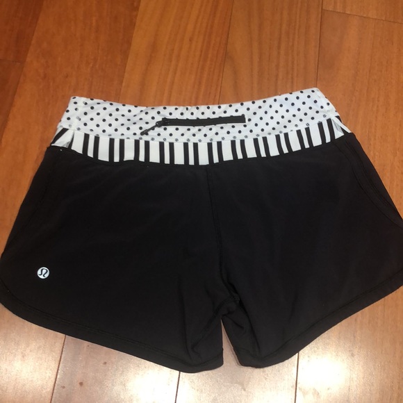 Lululemon Groovy Run Short, Size 4 - Picture 3 of 9